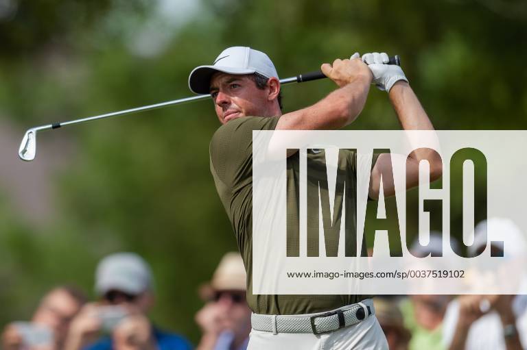 Rory Mcilroy of Northern Ireland tees off on the 11th hole in round 2 during the DP World Tour Championship at Jumeirah Golf Estates, Dubai, UAE on 16 November 2018.