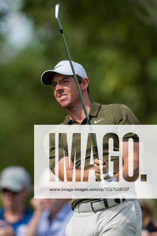 Rory Mcilroy of Northern Ireland watches his shot in round 2 during the DP World Tour Championship at Jumeirah Golf Estates, Dubai, UAE on 16 November 2018.