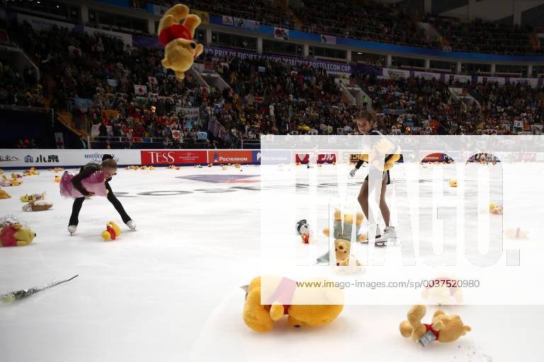 KW46 MOSCOW, RUSSIA - NOVEMBER 16, 2018: Kids collect plush toys of Winnie the Pooh after Japanese Yuzuru Hanyu s performance during the men s short program event at the 2018 Rostelecom Cup, the fifth of six events in the 2018-19 ISU Grand Prix of Figure skating Eiskunstlauf at Megasport Arena. Valery Sharifulin TASS TS097AAD
