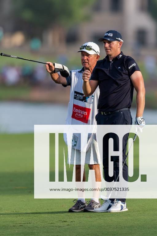 Matt Wallace of England (right) discusses options with his caddy during the DP World Tour Championship at Jumeirah Golf Estates, Dubai, UAE on 16 November 2018.