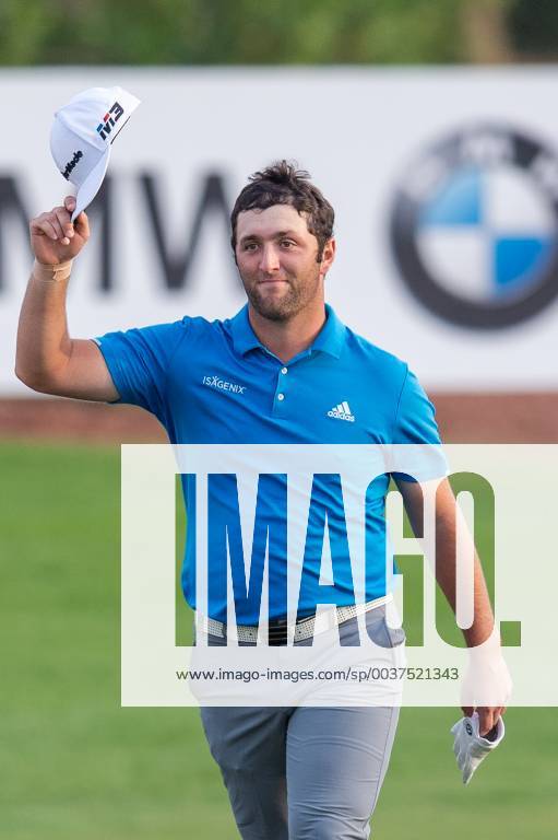 Jon Rahm of Spain acknowledges the crowd as he approaches the 18th green in round 2 during the DP World Tour Championship at Jumeirah Golf Estates, Dubai, UAE on 16 November 2018.