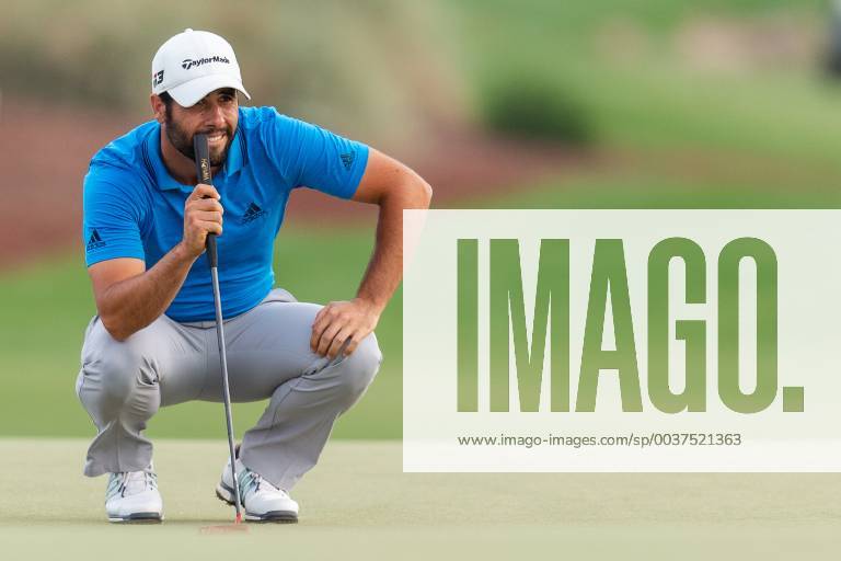 Adrian Otaegui of Spain lines up a putt on the 18th green in round 2 during the DP World Tour Championship at Jumeirah Golf Estates, Dubai, UAE on 16 November 2018.