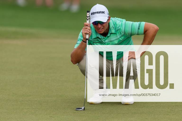 Deam Burmester of South Africa lines up a putt on the fifteenth hole in round 3 during the DP World Tour Championship at Jumeirah Golf Estates, Dubai, UAE on 17 November 2018.