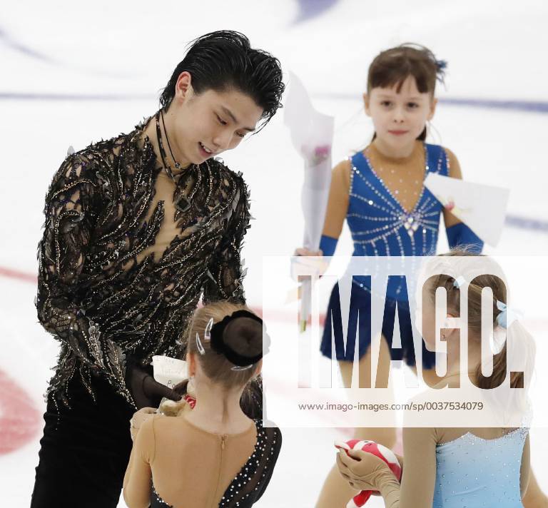 Figure skating Eiskunstlauf Hanyu at Rostelecom Cup Japanese figure skater Yuzuru Hanyu receives flowers from girls after performing his free skate at the Rostelecom Cup in Moscow on Nov. 17, 2018.