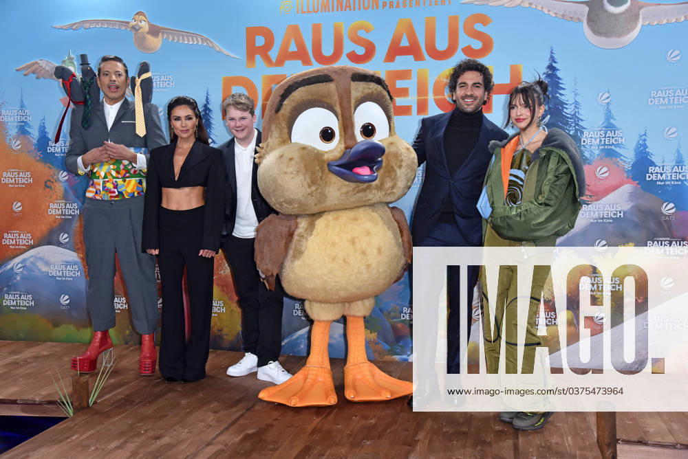 Jorge Gonzalez, Nazan Eckes, Julius Weckauf, Elyas M Barek, Nina Chuba at the German premiere of RAUS AUS DEM TEICH at the Zoo Palast in Berlin on 17 12 2023