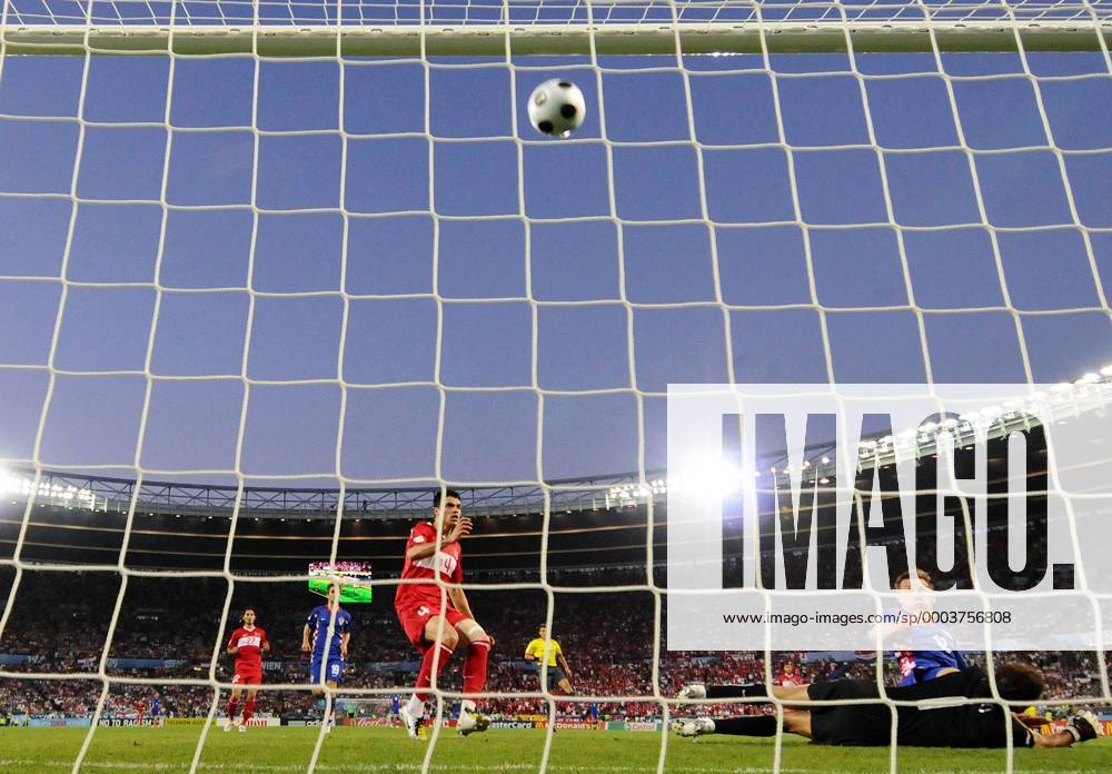 Ivica Olic (Kroatien, hi. re.) trifft nur die Latte des türkischen Tores - Fußball EM Herren Euro 2008, Länderspiel, Nationalteam, Nationaltrikot, Viertelfinale, Kroatien - Türkei 2:4 n.E. Gruppe Wien Dynamik,