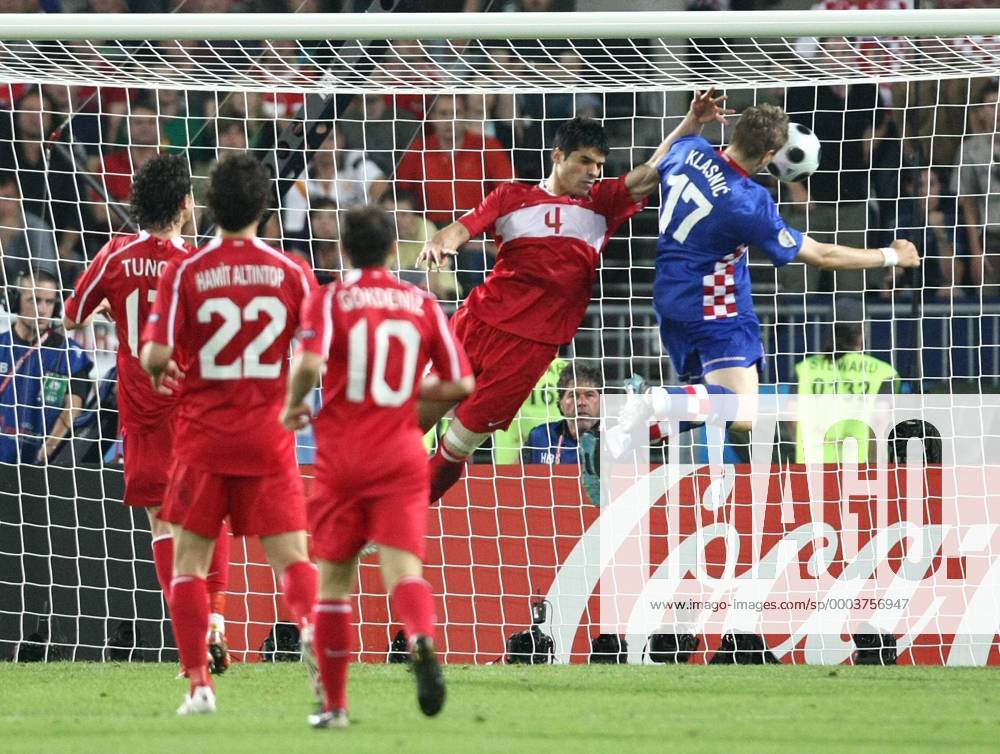 Ivan Klasnic (Kroatien) trifft zum 1:0 gegen Gökhan Zan (Türkei) - Fußball EM Herren Euro 2008, Länderspiel, Nationalteam, Nationaltrikot, Viertelfinale Gruppe Wien Dynamik,