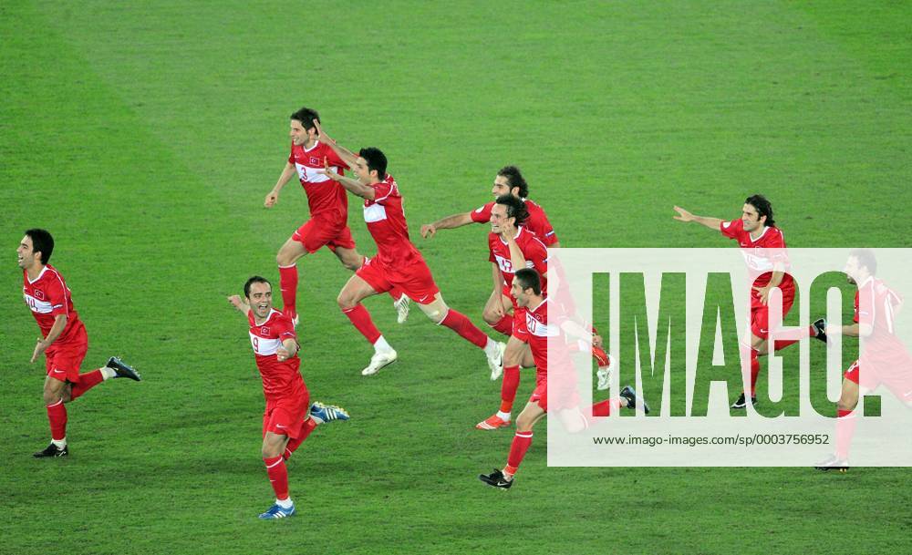 Schlussjubel Türkei nach dem Halbfinaleinzug - Fußball EM Herren Euro 2008, Länderspiel, Nationalteam, Nationaltrikot, Viertelfinale Totale Wien Begeisterung, Freude,