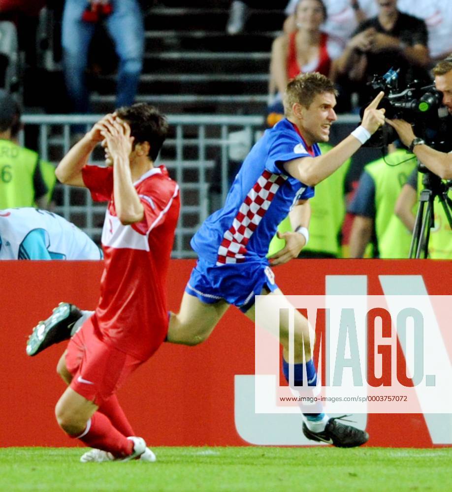 Ivan Klasnic (Kroatien, re.) jubelt während der türkische Gegenspieler enttäuscht schaut Fußball EM Herren Euro 2008, Länderspiel, Nationalteam, Nationaltrikot, Viertelfinale, Kroatien - Türkei 1:3 n.E. Gruppe Wien Freude, Enttäuschung,