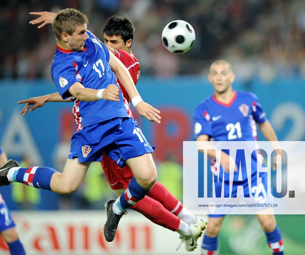 Ivan Klasnic (Kroatien, li.) gegen Gökhan Zan (Türkei) - Fußball Länderspiel Herren EURO 2008, EM, Viertelfinale, Nationalteam, Nationaltrikot, Kroatien - Türkei 2:4 n.E. Gruppe Wien Dynamik,