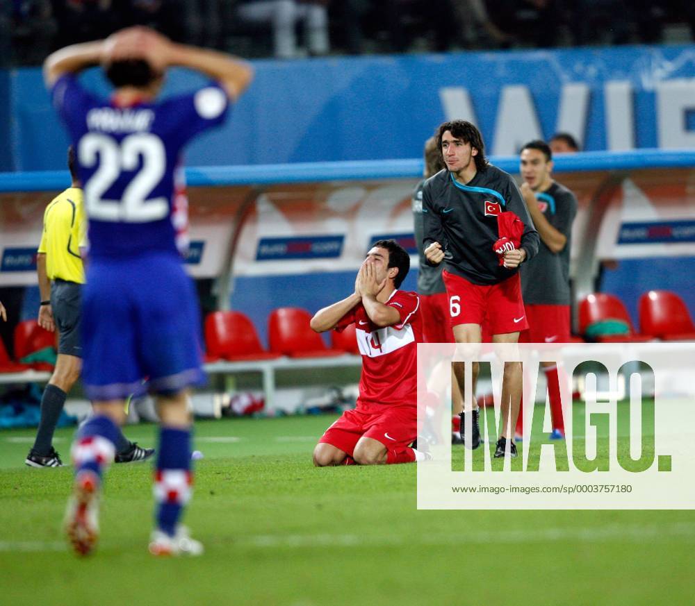 Arda Turan (li.) und Mehmet Topal (beide Türkei) - Schlussjubel - Fußball EM Herren Euro 2008, Länderspiel, Nationalteam, Nationaltrikot, Viertelfinale, Kroatien - Türkei 1:3, n.E. Gruppe Wien Freude,
