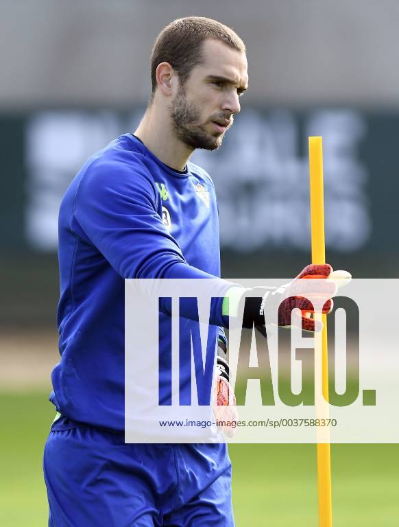 Entrenamiento del Betis. En la imagen, Pau López. Betis practice session. In this picture, Pau López.