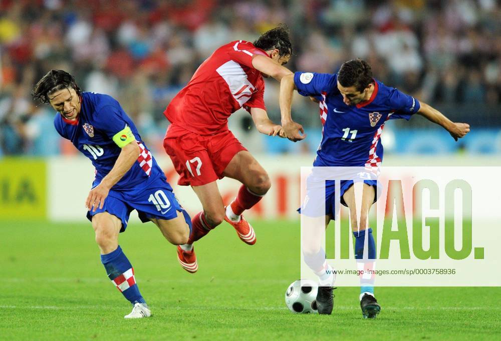 Tuncay Sanli (Türkei, Mitte) gegen Niko Kovac (li.) und Darijo Srna (beide Kroatien) Fußball EM Herren Euro 2008, Länderspiel, Nationalteam, Viertelfinale, Nationaltrikot, Kroatien - Türkei 2:4 n.E. Gruppe Wien Dynamik,