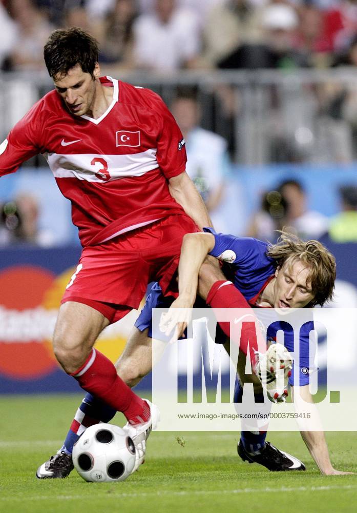 Hakan Balta (Türkei, li.) gegen Luka Modric (Niederlande) - Fußball EM Herren Euro 2008, Länderspiel, Nationalteam, Viertelfinale, Nationaltrikot, Kroatien - Türkei 2:4 n.E. Gruppe Wien Dynamik,
