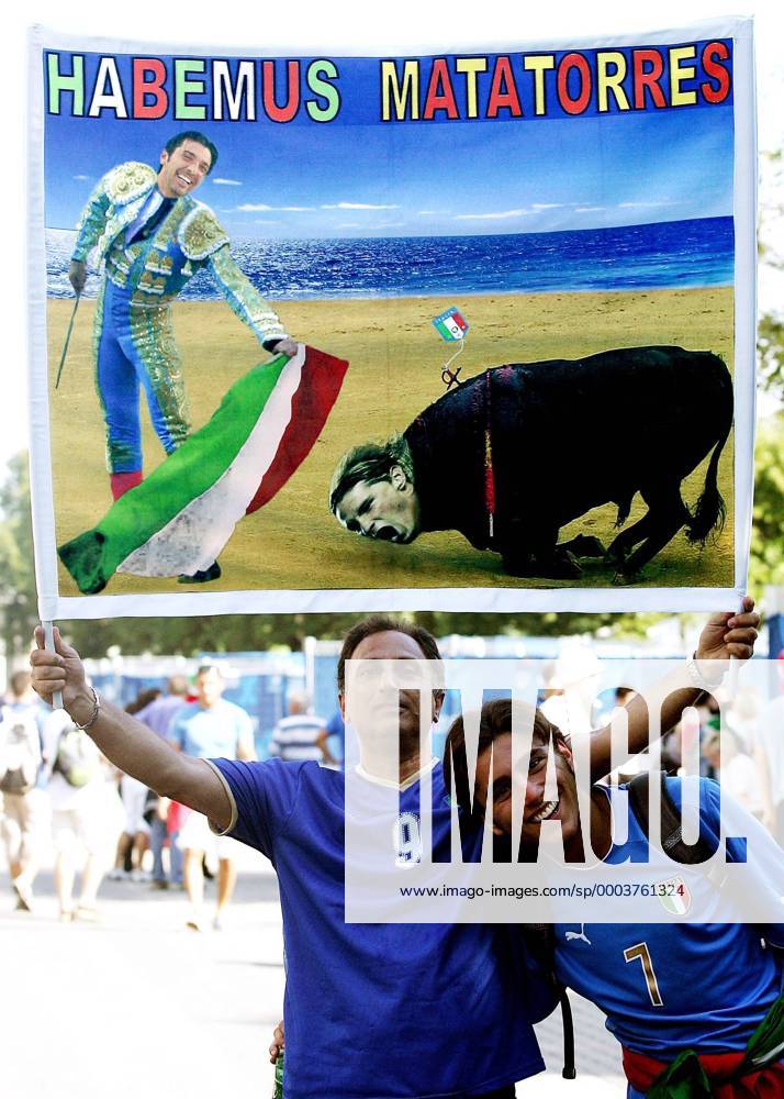 Italienische Fans mit wirklich fantasievollem Transparent - Torwart Buffon beherrscht den spanischen Matatorres - Fußball EM Herren Euro 2008, Länderspiel, Nationalmannschaft Gruppe Wien Komik