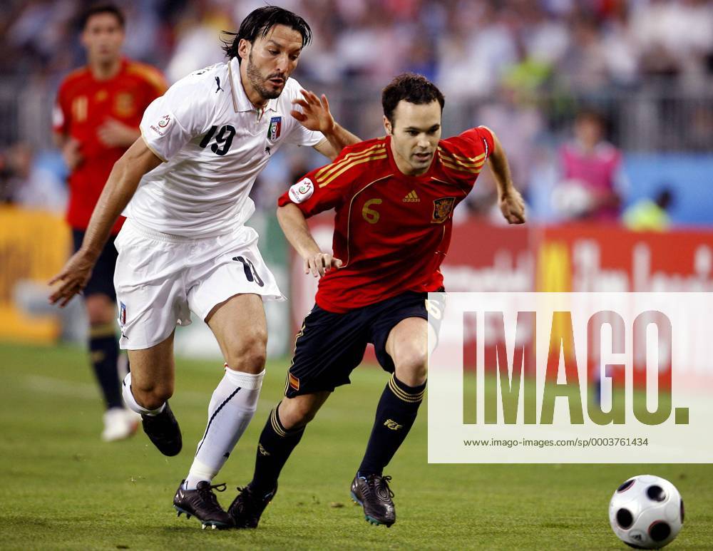 Andres Iniesta (Spanien, re.) Gianluca Zambrotta (Italien) - Fußball Länderspiel Herren EURO 2008, EM, Nationalteam, Nationaltrikot, Gruppe Viertelfinale Wien Dynamik, Kampf,