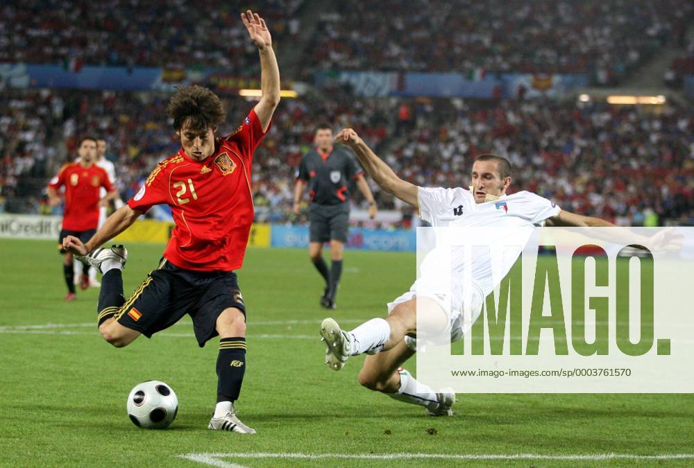 David Silva (Spanien, li.) gegen Giorgio Chiellini (Italien) Fußball EM Herren Euro 2008, Länderspiel, Nationalteam, Nationaltrikot, Viertelfinale, Spanien - Italien, Vdig Gruppe Wien Dynamik,