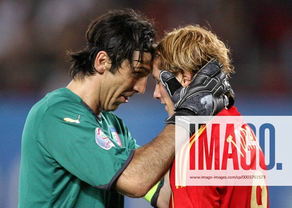 Torwart Gianluigi Buffon (Italien, li.) und Fernando Torres (Spanien) kommen sich näher Fußball EM Herren Euro 2008, Länderspiel, Nationalteam, Nationaltrikot, Viertelfinale, Spanien Vdig Gruppe Wien Harmonie