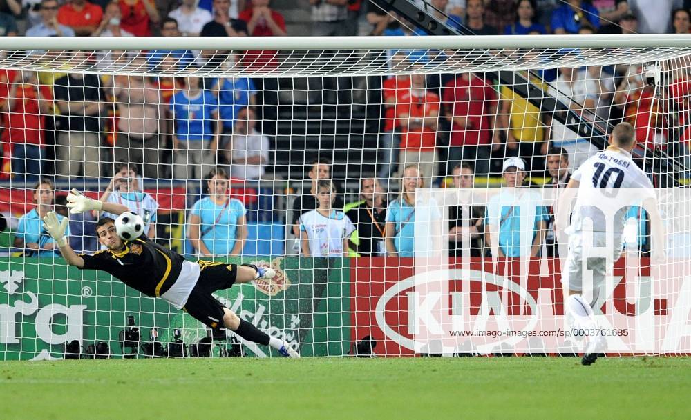 Torwart Iker Casillas (Spanien, li.) pariert den Elfmeter von Daniele de Rossi (Italien) - Fußball EM Herren Euro 2008, Länderspiel, Nationalteam, Nationaltrikot, Viertelfinale, Spanien - Italien 4:2 n.E. Vdig Gruppe Wien Dynamik,