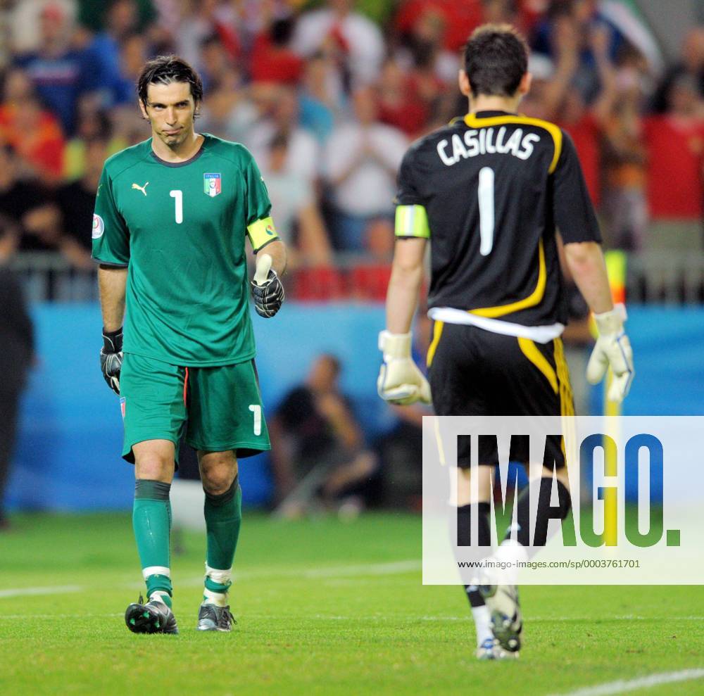 Torwart Gianluigi Buffon (Italien, li.) zeigt Torwart Iker Casillas (Spanien) den erhobenen Daumen Fußball EM Herren EURO 2008, Länderspiel, Viertelfinale, Nationalteam, Nationaltrikot, Spanien - Italien 4:2 n.E. Gruppe Wien Kameradschaft,