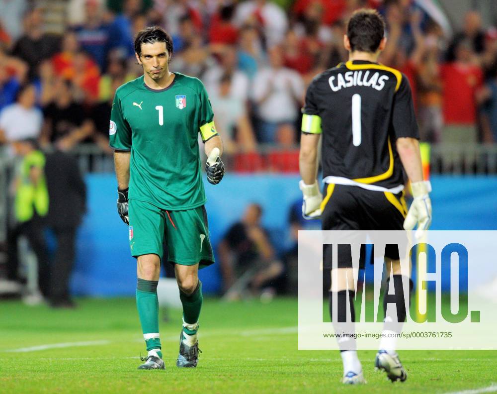 Torwart Gianluigi Buffon (Italien, li.) zeigt Torwart Iker Casillas (Spanien) den erhobenen Daumen Fußball EM Herren EURO 2008, Länderspiel, Viertelfinale, Nationalteam, Nationaltrikot, Spanien - Italien 4:2 n.E. Gruppe Wien Kameradschaft,