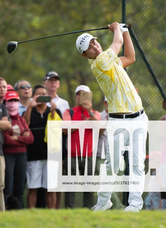 Hong Kong, Hong Kong SAR, CHINA - Honma Hong Kong Open Golf 2018 at Hong Kong Golf Club Fanling. Park on the 11th tee.Englishman Aaron Rai holds onto his clear lead in day 3 of the tournament. After breaking the course record in the last round Rai remains steady and clear of Englands Matthew Fitzpatrick and South Koreas Hyowon Park. Aaron Rai holds a clear lead in the Honma Hong Kong Open Golf - ZUMAr144 20181124_zap_r144_006