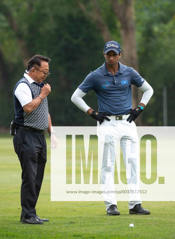 Hong Kong, Hong Kong SAR, CHINA - Honma Hong Kong Open Golf 2018 at Hong Kong Golf Club Fanling. Rai discusses his ball position with a marshall on the 11th fairway.Englishman Aaron Rai holds onto his clear lead in day 3 of the tournament. After breaking the course record in the last round Rai remains steady and clear of Englands Matthew Fitzpatrick and South Koreas Hyowon Park. Aaron Rai holds a clear lead in the Honma Hong Kong Open Golf - ZUMAr144 20181124_zap_r144_009