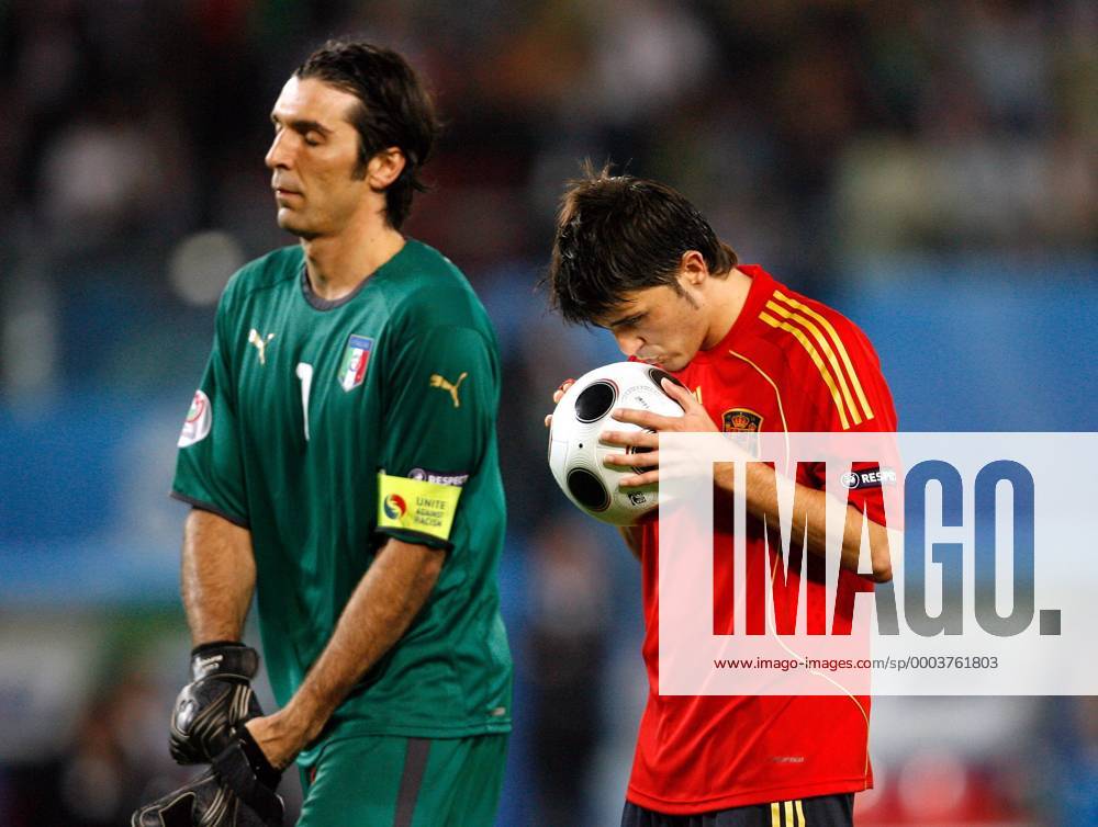 David Villa (Spanien) küsst den Ball vor seinem Elfmeter, Torwart Gianluigi Buffon (Italien) geht uninteressiert vorbei - Fußball EM Herren EURO 2008, Länderspiel, Viertelfinale, Nationalteam, Nationaltrikot, Spanien - Italien 4:2 n.E. Gruppe Wien Konzentration,