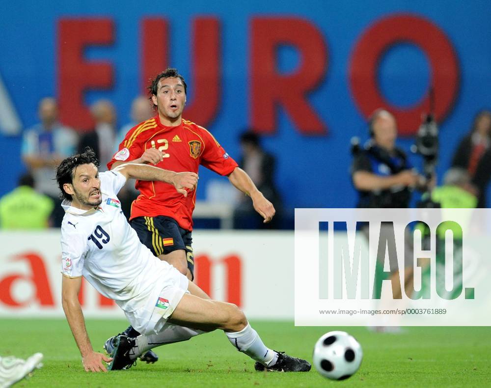 Gianluca Zambrotta (Italien, li) gegen Santi Cazorla (Spanien) - Fußball EM Herren EURO 2008, Länderspiel, Nationalteam, Nationaltrikot, Viertelfinale, Italien - Spanien Gruppe Wien Dynamik,