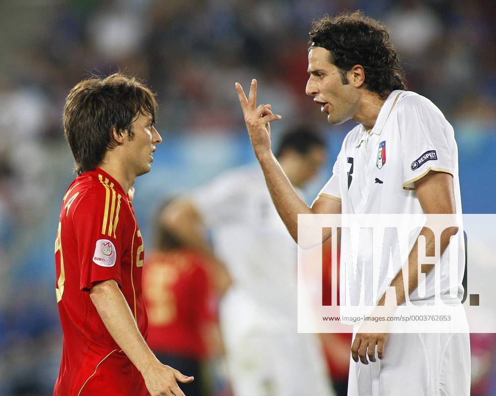 Fabio Grosso (Italien, re.) diskutiert mit David Silva (Spanien) - Fußball EM Herren Euro 2008, Länderspiel, Nationalmannschaft, Nationaltrikot, Spanien - Italien Gruppe Wien