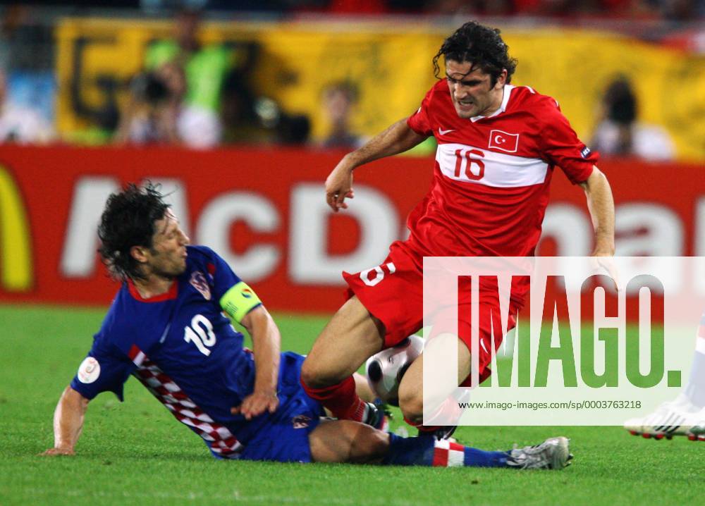Ugur Boral (Türkei, re.) gegen Niko Kovac (Kroatien) Fußball EM Herren Euro 2008, Länderspiel, Nationalteam, Viertelfinale, Nationaltrikot, Kroatien - Türkei 2:4 n.E. Gruppe Wien Dynamik, Kampf,