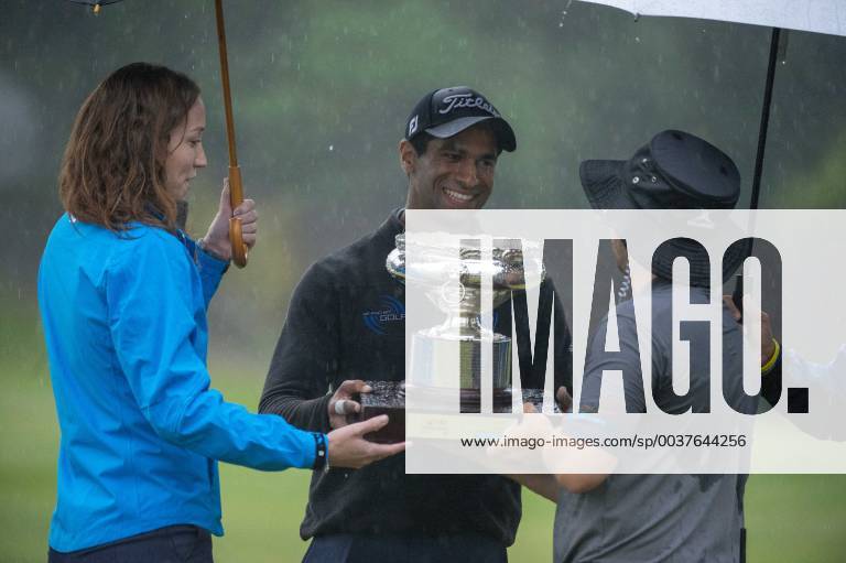Hong Kong, Hong Kong, China - A photo showing the winner of the 2018 Honma Hong Kong Open Aaron Rai holding his Trophy in Hong Kong, China. 24 November 2018. Honma Hong Kong Open - Day Four - ZUMAn230 20181125_zaa_n230_018