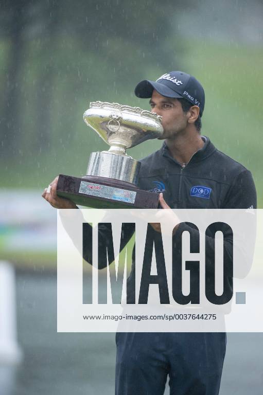 Hong Kong, Hong Kong, China - A photo showing the winner of the 2018 Honma Hong Kong Open Aaron Rai holding his Trophy in Hong Kong, China. 24 November 2018. Honma Hong Kong Open - Day Four - ZUMAn230 20181125_zaa_n230_017