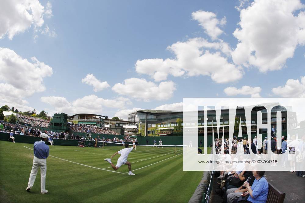 Auf den Nebenplätzen beobachten zahlreiche Zuschauer das Geschehen Tennis Herren All England Championships 2008, Grand Slam, WTA Tour Totale Wimbledon London