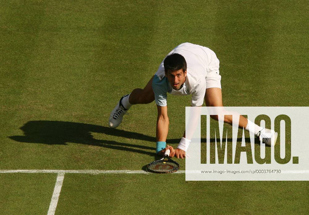 Novak Djokovic (Serbien) strauchelt Tennis Herren All England Championships 2008, Grand Slam, ATP Tour Einzelbild Wimbledon London