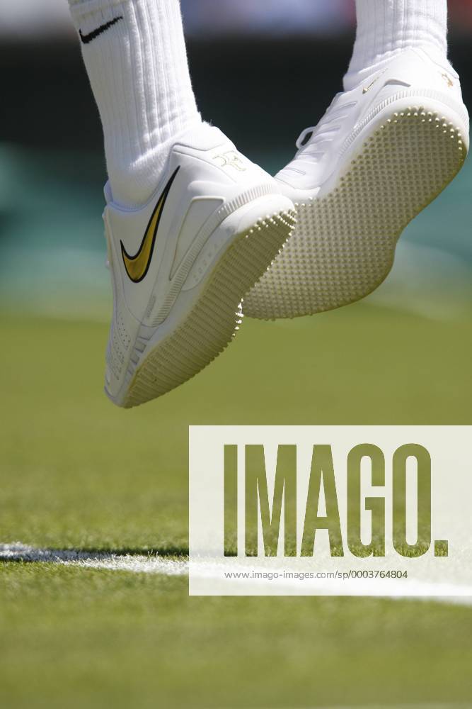 Auf dem Nike Zoomair Tennisschuh von Roger Federer (Schweiz) sind dessen Initialen zu sehen Tennis Herren All England Championships 2008, Grand Slam, ATP Tour Einzelbild Wimbledon London Dynamik,