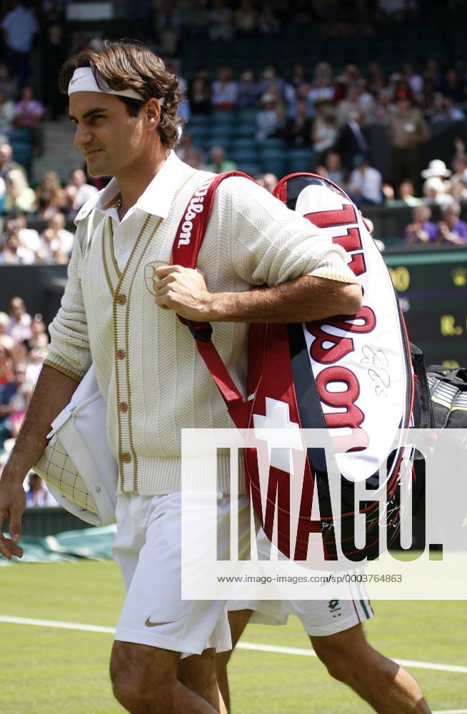 Roger Federer (Schweiz) trägt während der All England Championships 2008 seine eigene Kollektion vom Hersteller Nike - hier eine Kaschmir-Strickjacke Tennis Herren All England Championships 2008, Grand Slam, ATP Tour Einzelbild Wimbledon London