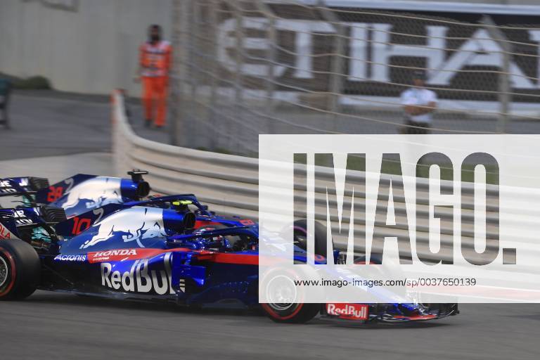 25th November 2018, Yas Marina, Abu Dhabi, United Arab Emirates; Etihad Airways Formula 1 Grand Prix of Abu Dhabi, race day; Scuderia Toro Rosso, Brendon Hartley and team mate Pierre Gasly ActionPlus12082947 LeannexBoon