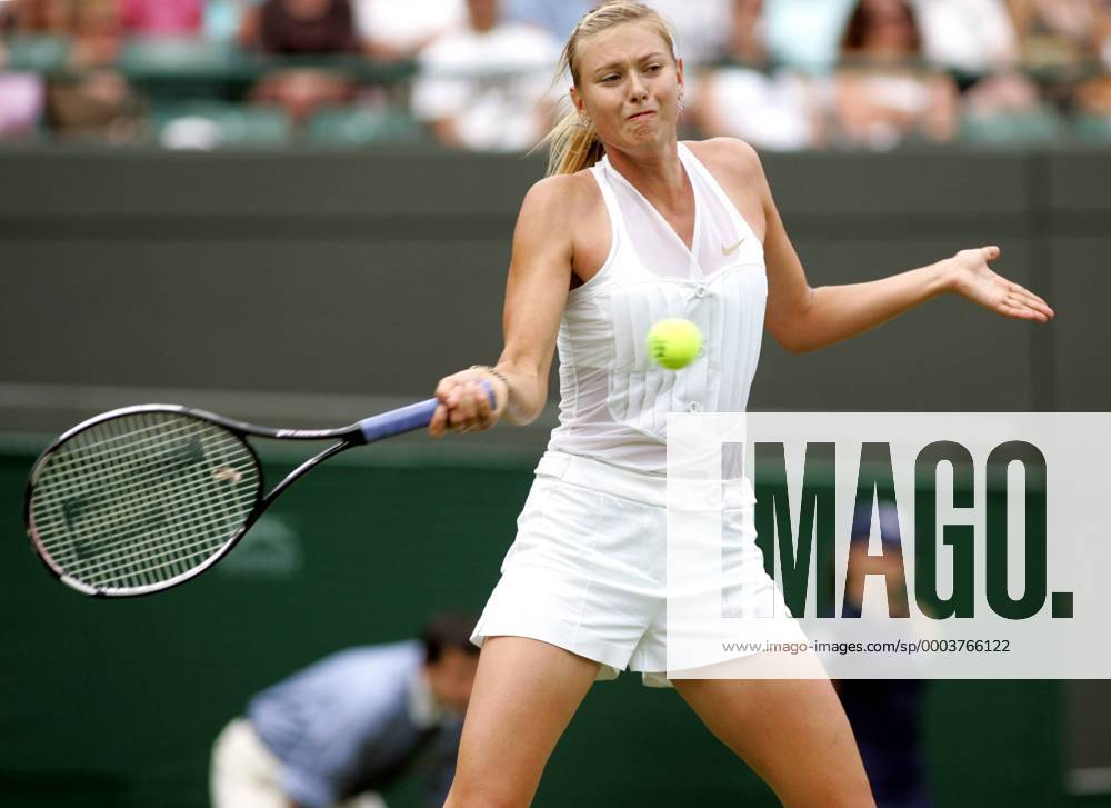 Maria Sharapova (Rußland) im modischen Nike Outfit: kurze Hose und ein leicht transparentes in Form einer Smokingweste eng geschnittenes Oberteil - Tennis Damen All England Championships 2008, Grand Slam, WTA Tour Einzelbild Wimbledon London Dynamik, Anstrengung,