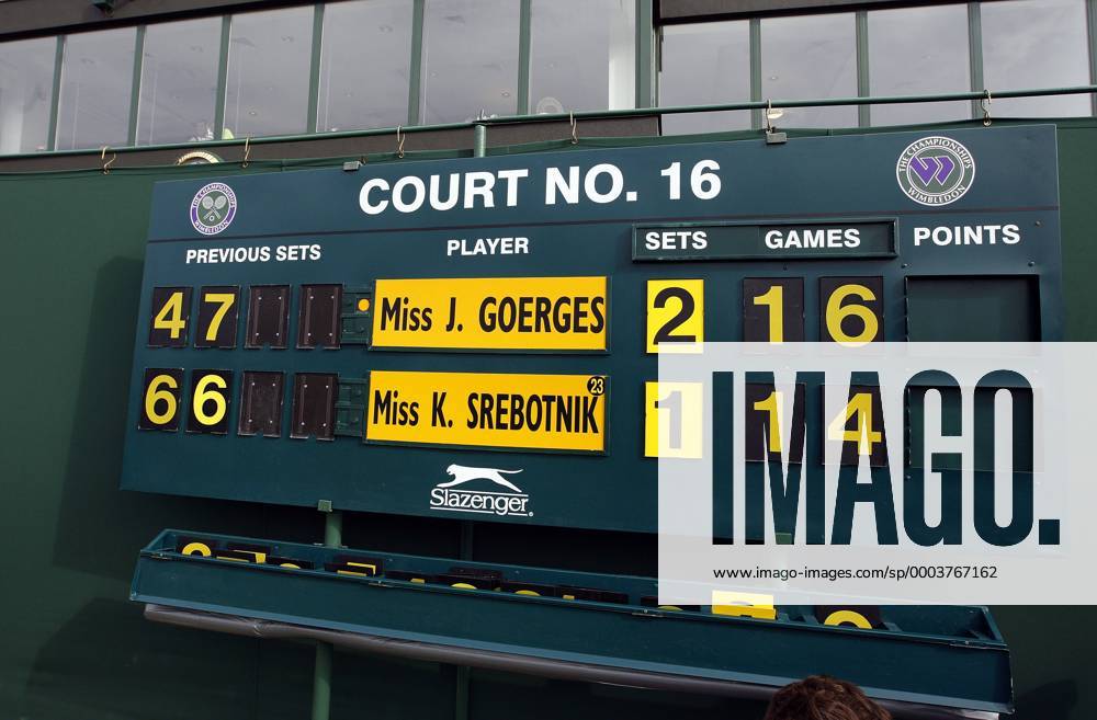 Anzeigetafel in Wimbledon zeigt den Endstand an: Julia Görges (Deutschland) schlägt Katarina Srebotnik (Slowenien) nach drei umkämpften Sätzen Tennis Damen All English Championships 2008, Grand Slam, WTA Tour Einzelbild Wimbledon London