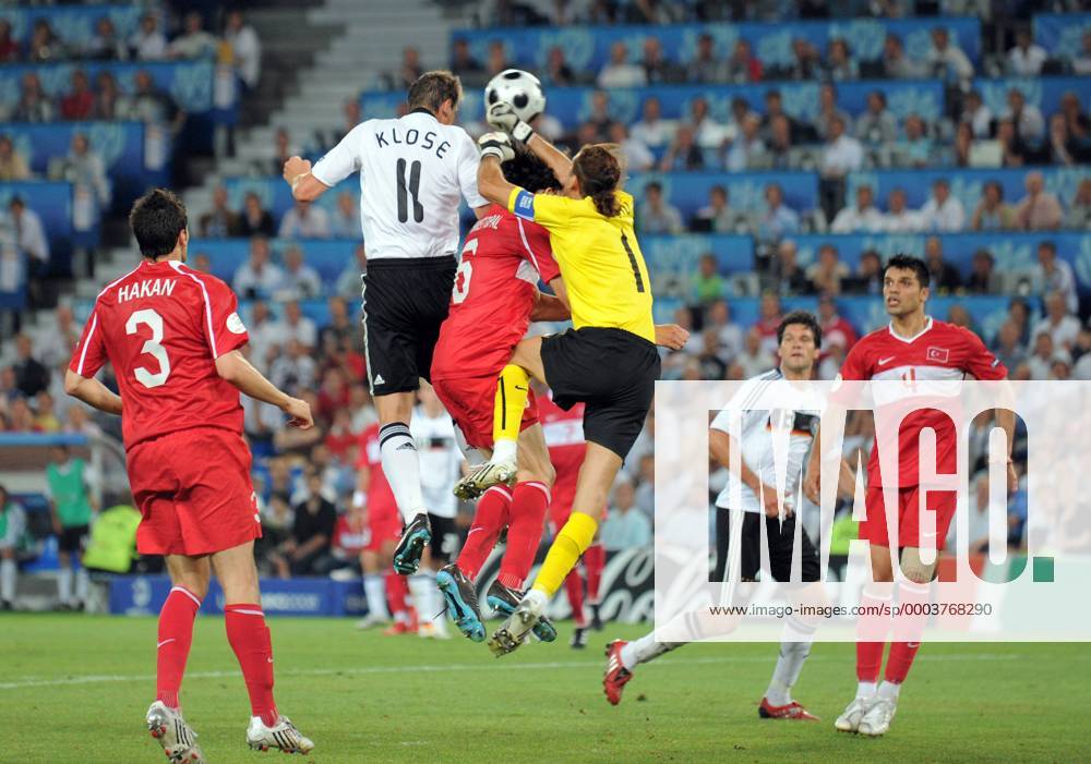 Miroslav Klose (Deutschland) erzielt das 2:1 gegen Torwart Rüstü Recber (Türkei) Fußball EM Herren Euro 2008, Länderspiel, Halbfinale, Nationalteam, Nationaltrikot, Deutschland - Türkei 3:2 Gruppe Basel Dynamik,