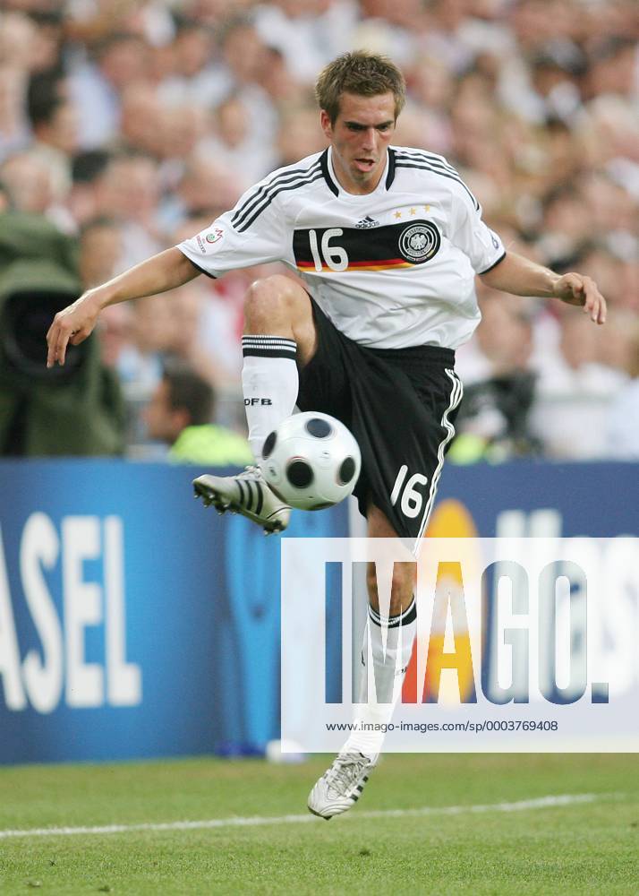 Philipp Lahm (Deutschland) am Ball Fußball EM Herren Euro 2008, Länderspiel, Halbfinale, Nationalteam, Nationaltrikot, Einzelbild Basel Dynamik,
