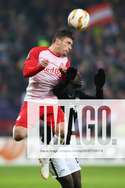 SOCCER - UEFA EL, RBS vs RB Leipzig SALZBURG,AUSTRIA,29.NOV.18 - SOCCER - UEFA Europa League, group stage, Red Bull Salzburg vs RasenBallsport Leipzig. Image shows Zlatko Junuzovic (RBS) and Jean-Kevin Augustin (RB Leipzig). GEPAxpictures xMathiasxMandl
