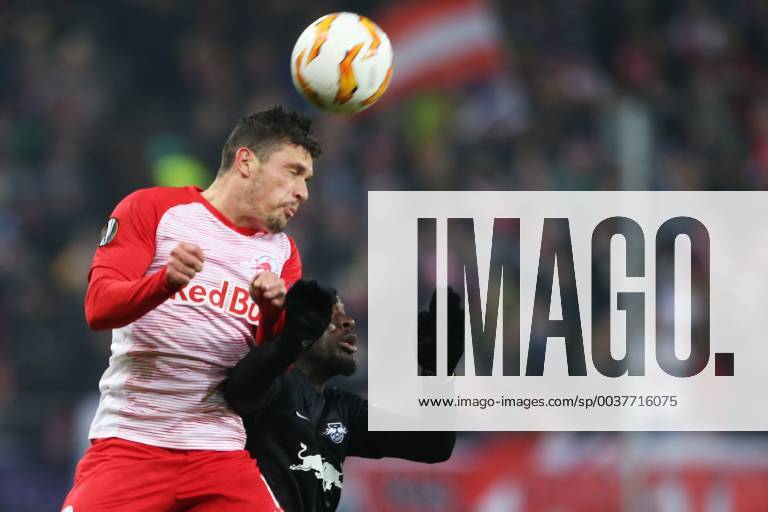 SOCCER - UEFA EL, RBS vs RB Leipzig SALZBURG,AUSTRIA,29.NOV.18 - SOCCER - UEFA Europa League, group stage, Red Bull Salzburg vs RasenBallsport Leipzig. Image shows Zlatko Junuzovic (RBS) and Jean-Kevin Augustin (RB Leipzig). GEPAxpictures xMathiasxMandl