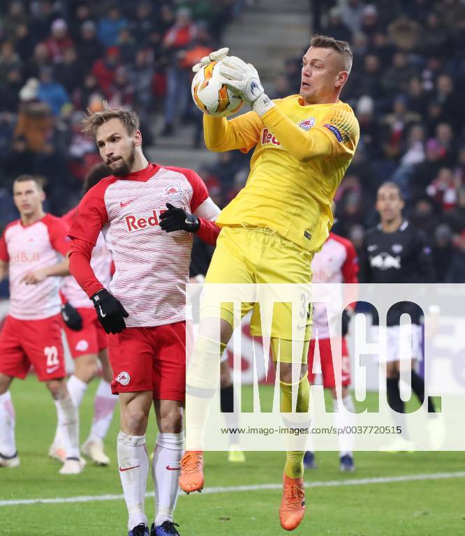 Salzburg RB Leipzig Football Euro League Salzburg 29 11 2018 Red Bull Arena Football UEFA Europa League Group B 5 Matchday FC Red Bull Salzburg vs. RB Leipzig 1 0 0 0 In the picture from left Andreas Ulmer 17 Salzburg and goalkeeper Alexander Walke 33 Salzburg According to UEFA specifications, it is forbidden to exploit or have exploited photographs taken in the stadium and or from the match in the form of sequence pictures and or video-like photo sequences