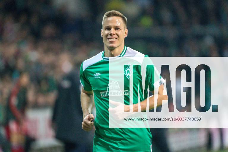 GER 1 FBL Werder Bremen vs. FC Bayern Muenchen 01 12 2018 Weser Stadium Bremen GER 1 FBL Werder Bremen vs. FC Bayern Muenchen DFL REGULATIONS PROHIBIT ANY USE OF PHOTOGRAPHS AS IMAGE SEQUENCES AND OR QUASI VIDEO pictured yellow red for Niklas Moisander Werder Bremen 18 by Christian Dingert Referee Referee nordphotoxKokenge nph00001