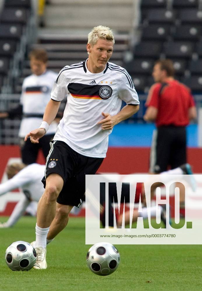 Bastian Schweinsteiger (Deutschland) am Ball - Fußball EM Herren Euro 2008, Training, Nationalteam, Einzelbild Wien Dynamik,
