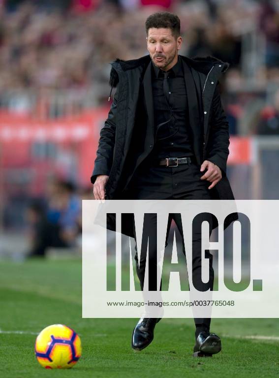 Atletico Madrid s Argentinian head coach Diego Pablo Simeone reacts during their Spanish Liga Primera Division soccer match against Girona CF played at Montilivi stadium in Gerona, Spain, 02 December 2018. Girona CF vs Atletico Madrid !ACHTUNG: NUR REDAKTIONELLE NUTZUNG!