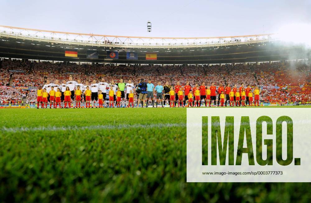 Nationalhymnen vor dem EM Finale 2008 zwischen Deutschland (li.) und Spanien Fußball EM Herren EURO 2008, Länderspiel, Nationalteam, Nationaltrikot, Finale, Deutschland - Spanien 0:1 Totale Wien