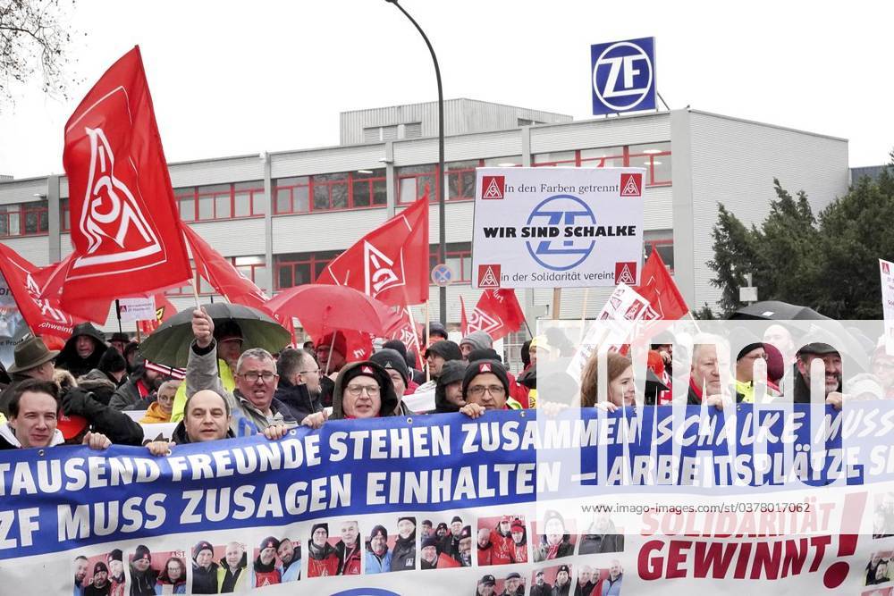 Demonstration against the closure of the ZF plant in Gelsenkirchen Demonstration against the closure of the ZF plant on Tuesday, 19 12 2023 in front of the companys factory gates on Freiligrathstraße in Gelsenkirchen Germany NRW Gelsenkirchen Copyright MichaelxKorte